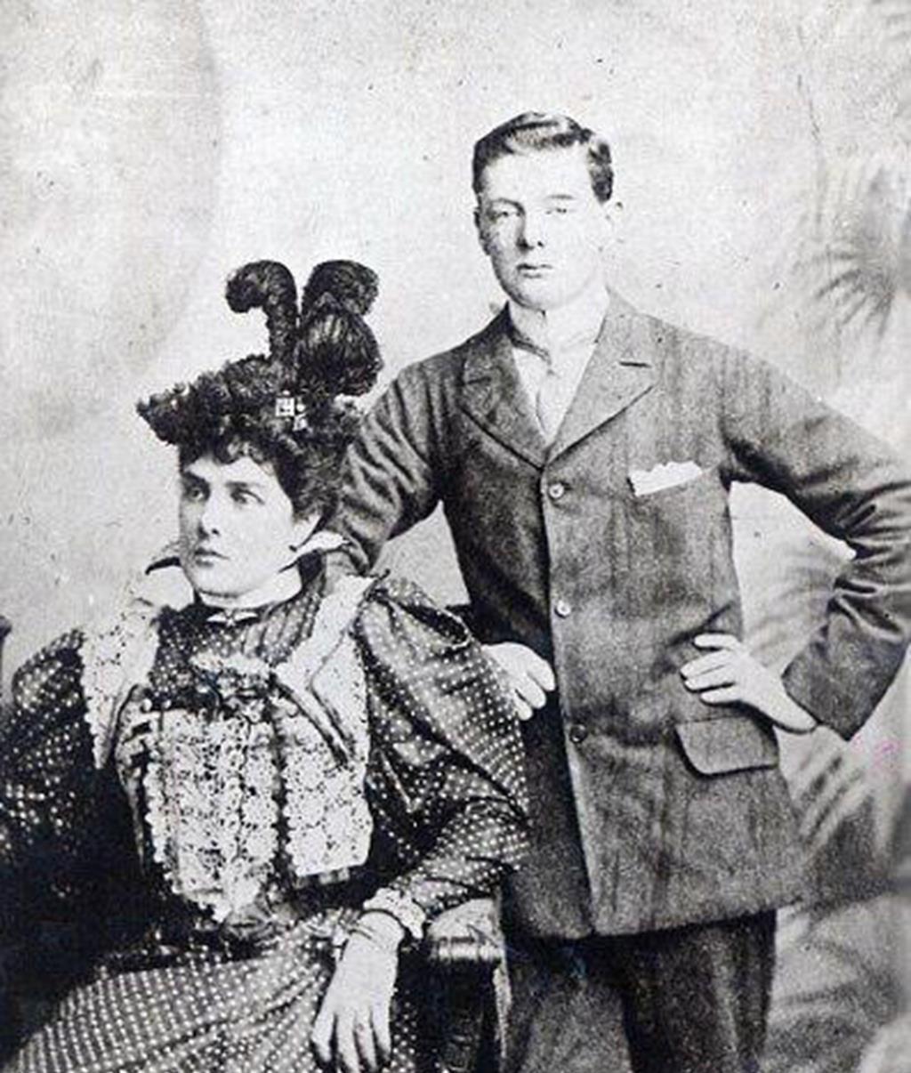 丈夫|她的情人是英国国王，第二任丈夫和儿子同岁，儿子做了英国首相