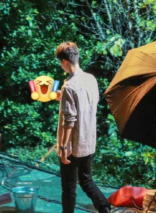 背影|王一博《冰雨火》杀青露大白牙超开心,剧组玩滑板背影有安全感