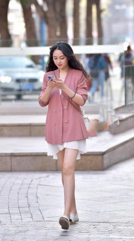 尽显|街拍：仪态万千的小姐姐，潮流时尚的穿搭，尽显优雅的女神范儿