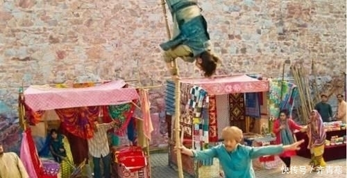 印度|印度的“通天绳”是怎么回事?绳子笔直升入空中,小孩还能爬上去