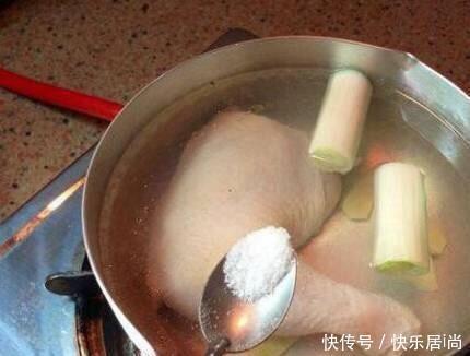 鸡皮|只需要一种香料,加入白切鸡中,鸡皮会立刻变黄