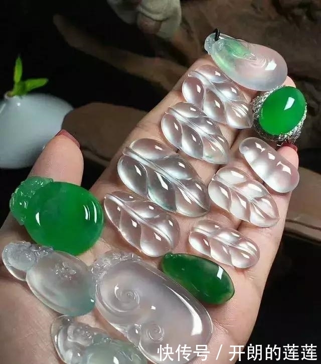 老大爷|老大爷嫌自己佩戴的翡翠水头不太好,用水一泡后,一看吓了一跳!