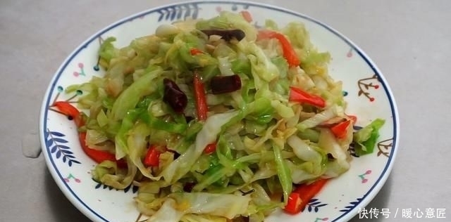  上桌|包菜最好吃的做法，这样一次做一盘不够吃，上桌抢着吃