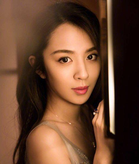 演员|她曾将胡歌吻到吐,把张嘉译亲肿,引网友争议,32岁却仍孤身一人