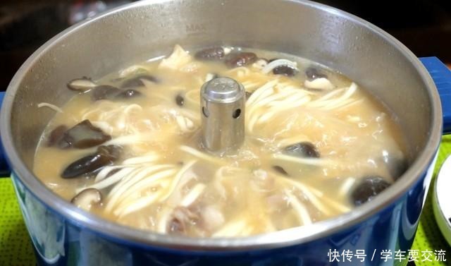 冬天|冬天在家吃火锅乐趣多,孩子自己夹菜,安全不怕烫,妈妈省心多了