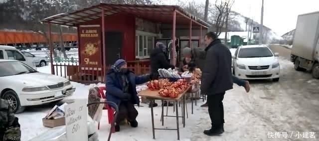 俄罗斯|冬天里的俄罗斯菜场,摊子摆满冻硬的帝王蟹,个个都在9斤以上