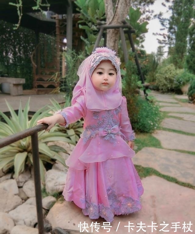 母亲|2岁女孩因长得漂亮走红网络,网友发现原来孩子母亲更漂亮