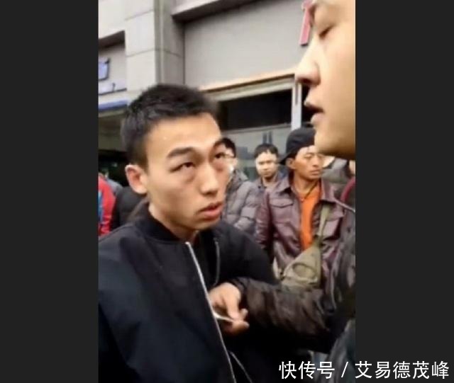 轻男子|轿车车主嚣张辱骂摩托车司机，被数十辆摩托围住后秒怂道歉