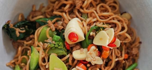 每碗|泡面新做法邻居拿到校门口卖150份每碗6块全卖光你觉得赚吗