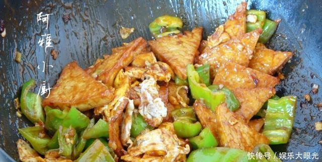 比肉|秋天少吃肉,这道家常豆腐做法简单味道十足,不放肉比肉都香!