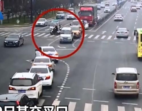  闯红灯|男子闯红灯被撞飞，家人自称“弱势群体”，交警判罚大快人心