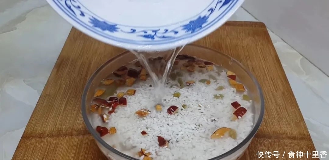 个个|糯米又出新吃法,加2把红枣,个个焦脆又软糯,出锅孩子抢着吃!