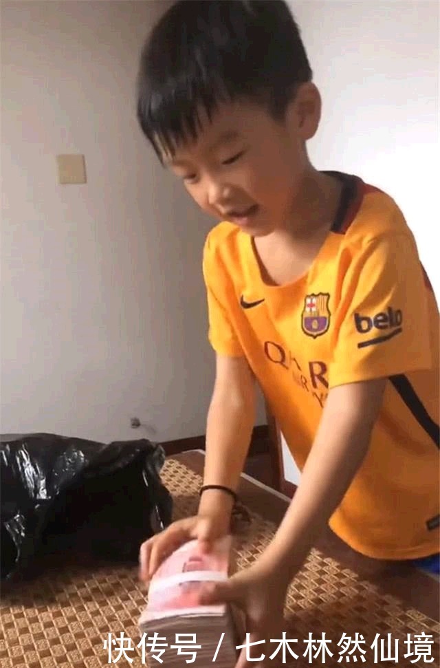  压岁钱|爸爸公司破产，意志消沉，不料8岁儿子竟掏出十多万帮助爸爸