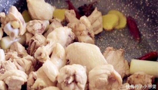  下锅|大厨：炒鸡肉时，万万不能直接下锅炒，多加一步，鸡肉香嫩，入味！