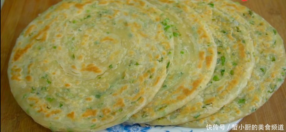 酥脆|幺妹多年的烙饼经验,多放一种食材,酥脆又松软,手一捏直掉渣