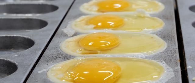 街头|大姐街头卖“煎蛋糕”小吃,分量足味道好,6块就能管饱