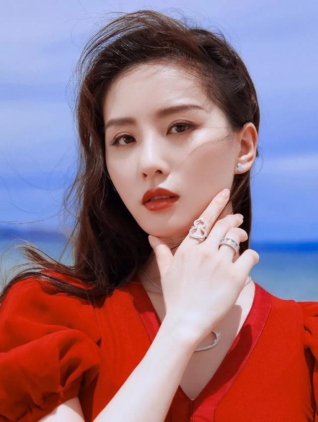  李宏毅|有部悬疑剧一直在磕邓伦，可他家团队内部对这个资源的态度不一致