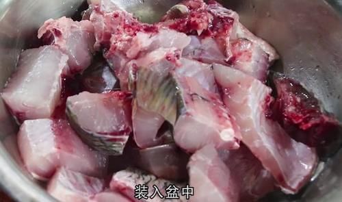 秘制|草鱼别做老一套了,淋上2个鸡蛋液,秘制一做,不吃撑都不停嘴