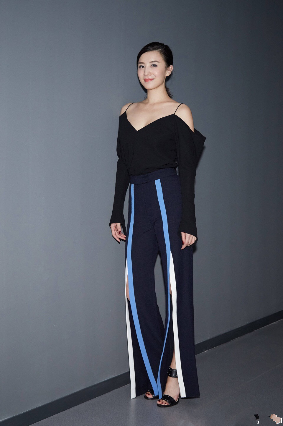  宋佳|宋佳娱乐圈气质独一份，穿黑色西装配白衬衫，男明星都很难帅过她