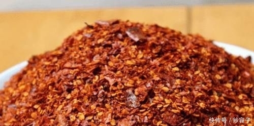 热油|炸辣椒油,最“忌讳”直接泼热油,记住其中秘诀,香辣入味不发黑