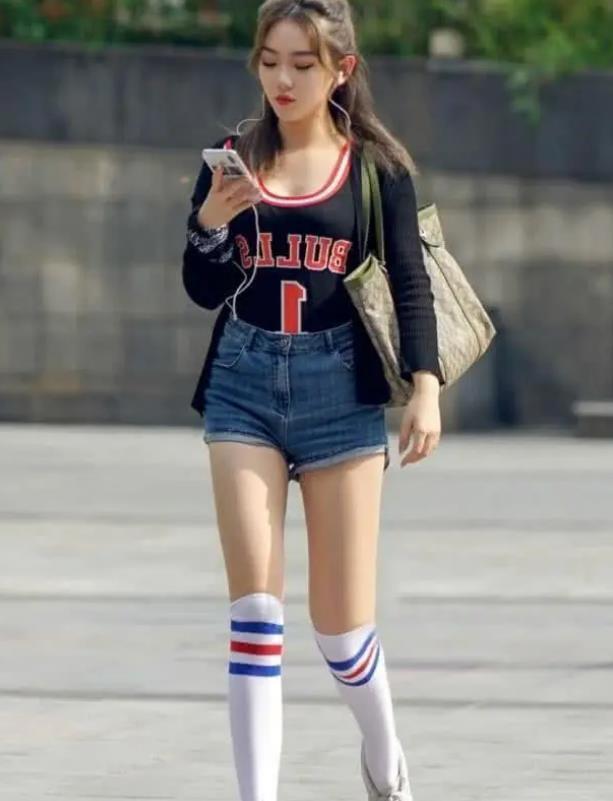  短装|街拍：面带微笑的美女，柔美的长发，气质大方的短装搭配简洁唯美