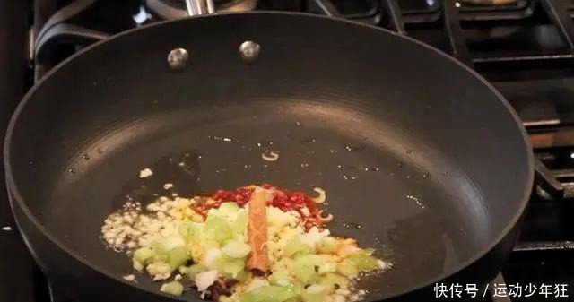 滑嫩|水煮鱼的家常少油做法,鱼片滑嫩,香辣可口制作简单