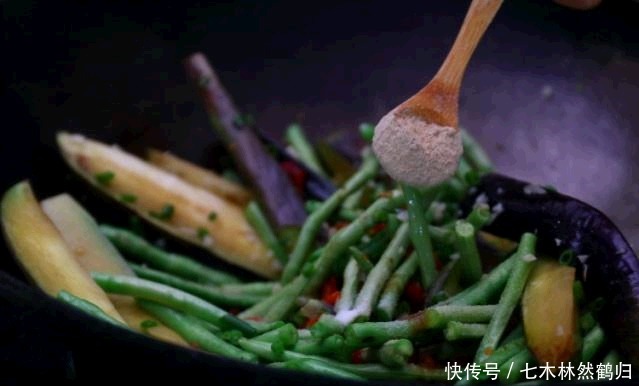 烧茄子|老家常见下饭菜,长豆角烧茄子,软烂鲜香,又得多吃两碗饭