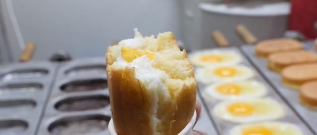 街头|大姐街头卖“煎蛋糕”小吃，分量足味道好，6块就能管饱