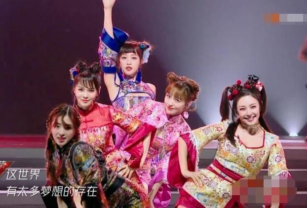 姐姐们|有种“心机”叫蓝盈莹,别人扇子都粘在腰上,她却偏偏与众不同