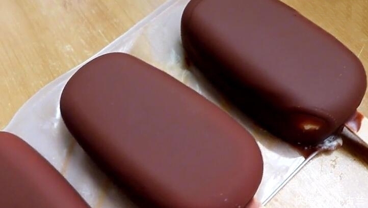 鸡蛋|自制脆皮雪糕,2个鸡蛋一包奶,简单一做酥脆细腻,比冰淇淋好吃