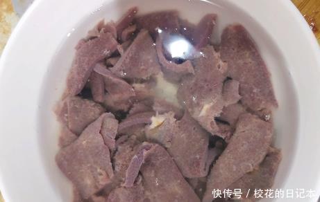 下锅|炒猪肝,别直接下锅炒,教你1招技巧,猪肝滑嫩入味,无腥味