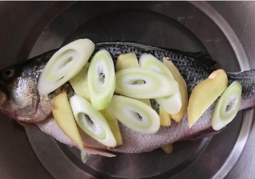 厨师长|清蒸鲈鱼时,放盐和料酒都不对?厨师长教你正确做法,太香了