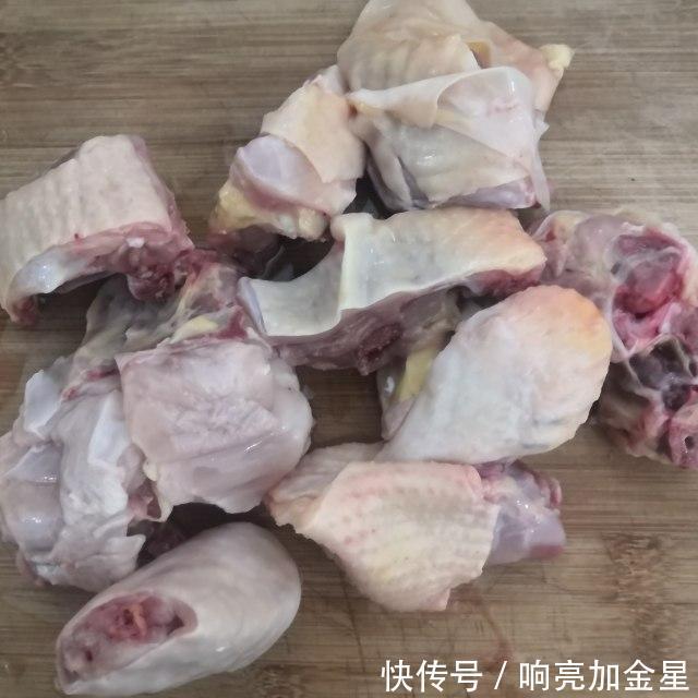  好喝|茶树菇鱼丸鸡汤，营养丰富，鲜美好喝