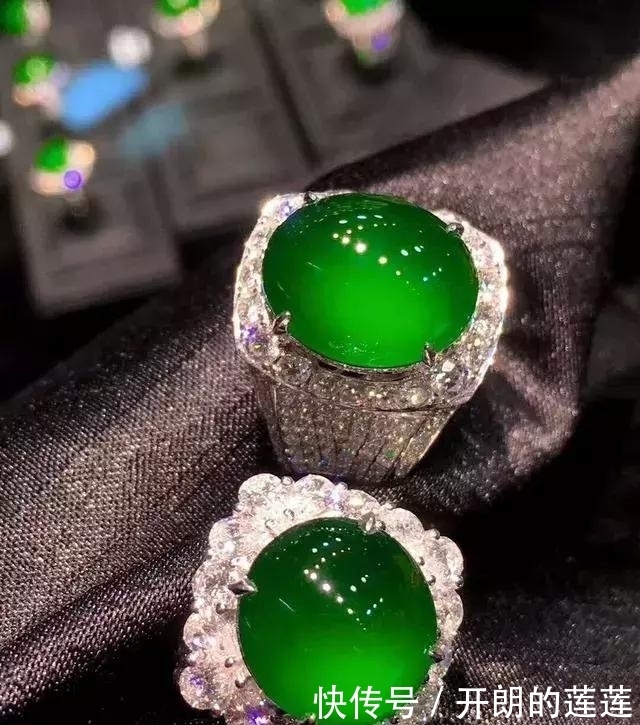 老大爷|老大爷嫌自己佩戴的翡翠水头不太好,用水一泡后,一看吓了一跳!