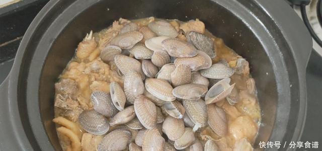 不炸|看看客家人怎么吃,不煎不炸,出锅3斤鸡肉加1斤花甲带汁吃光光