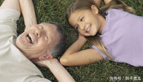 倚老卖老|9岁男孩给孕妇让座，孕妇刚坐下就被大爷拽起，还批孩子：不懂事