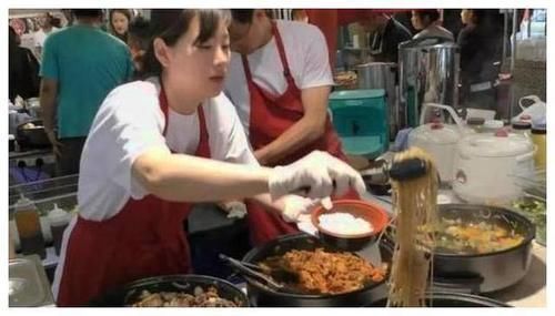 祖国|中国夫妇去外国卖小吃,外国人每天排着队吃,网友祖国为你骄傲