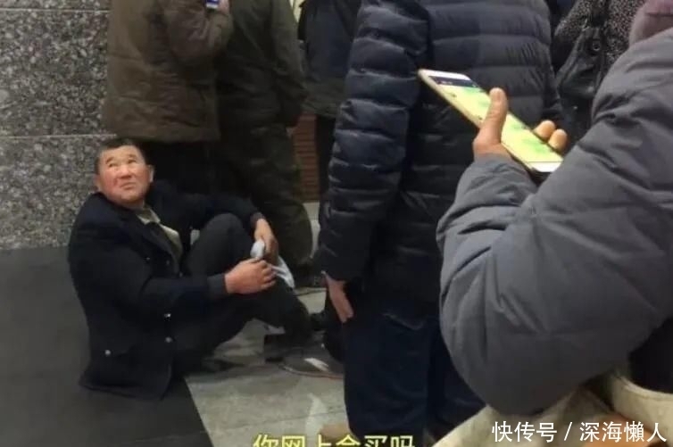  尊重|不会用智能手机出示健康码的老人，正在失去社会的尊重