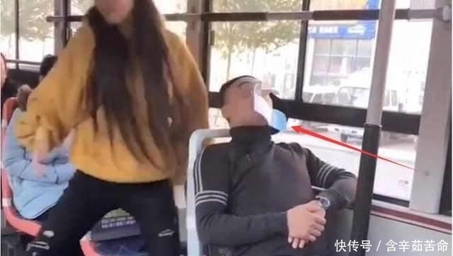 公交车|公交车上男子睡觉打呼噜, 一旁美女把”创可贴“贴在男子嘴巴上, 网友: 真香