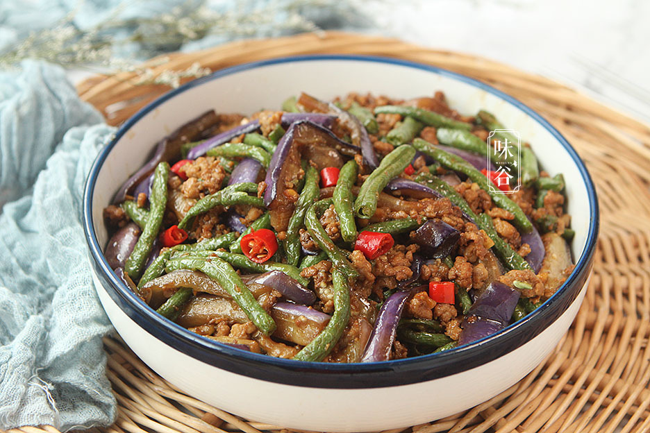 大厨|做茄子豆角时,直接过油就错了,大厨教您一招,茄子不黑不油腻