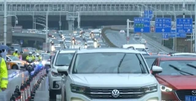  高峰|赶考途中遇早高峰 汉警快骑队员九分钟护送到位