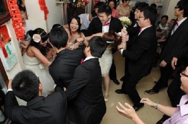 激怒|新娘讨要9万下车费，新郎被激怒，钱没有，哪里来的回哪去