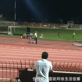 日子|搞笑GIF:这些日子受尽了多少委屈,在老丈人面前哭成这样啊。