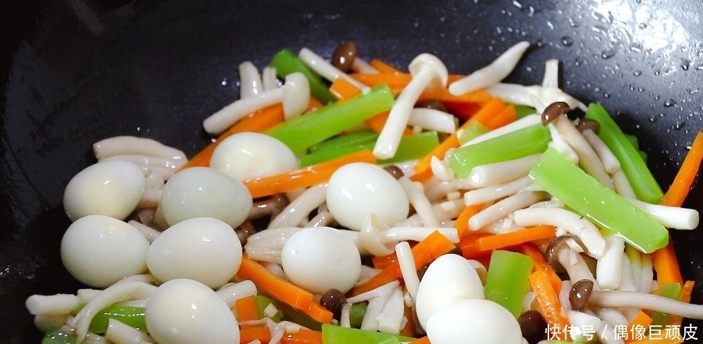 胡萝卜|鹌鹑蛋搭配两种菇一起炒,看着清爽,吃着不腻,口感很棒