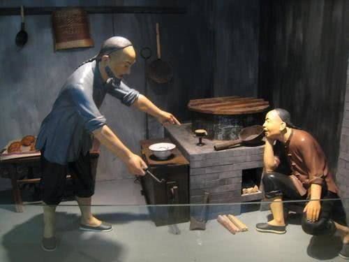 关火|店员睡过头忘记关火,最后把锅烧干,竟意外做出一道经典美食