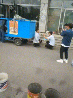 妹子|搞笑GIF:妹子,你这是喝酒的动作呀