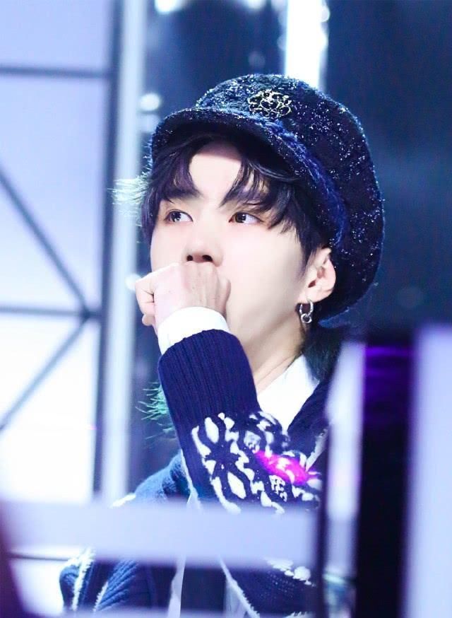  直播|王一博身体亮红灯舞台上偷偷咳嗽强撑录节目，气色差到引人担忧