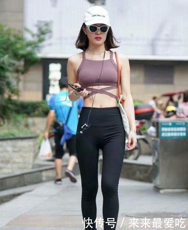 美女|路人街拍,美女颜值美丽,穿搭很时尚,满满的都市女郎风采!