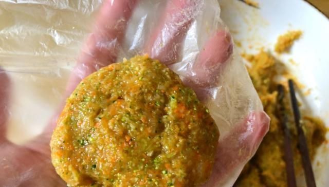 胡萝卜|早餐,我经常给家人做这款小饼,低脂营养又美味,家人超喜欢