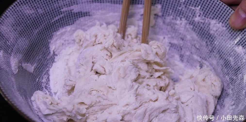 面粉|这是椒盐酥饼的做法，咸香可口，外皮超酥，轻轻一碰就掉渣